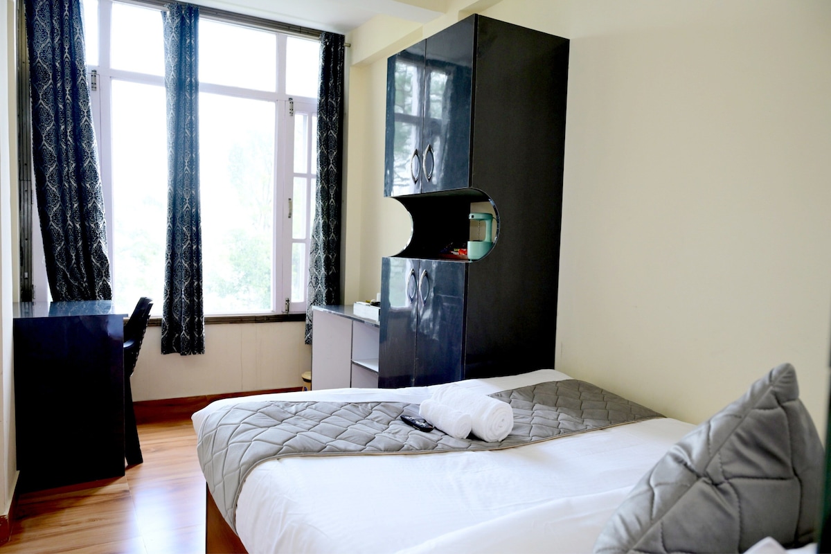Deluxe Double Room, Mountain View | Desk, laptop workspace, blackout drapes, iron/ironing board