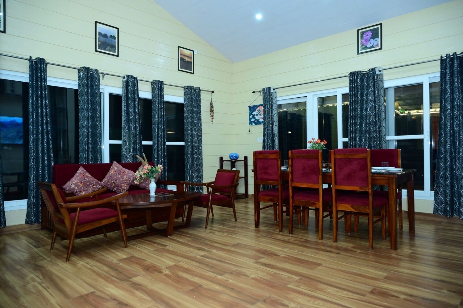 Family Suite, Mountain View | Living area | Smart TV
