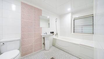 Deluxe Twin Room | Bathroom | Hair dryer, towels, shampoo, toilet paper