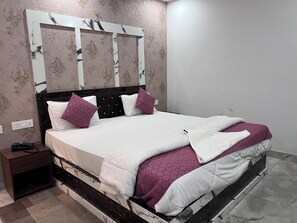 Desk, free WiFi - Hotel Vijaya Grand Patna (Patna)