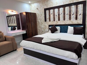 Desk, free WiFi - Hotel Vijaya Grand Patna (Patna)