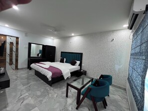 Desk, free WiFi - Hotel Vijaya Grand Patna (Patna)