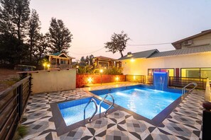 Indoor pool - Hiltan Valley Resort (Mahabaleshwar)