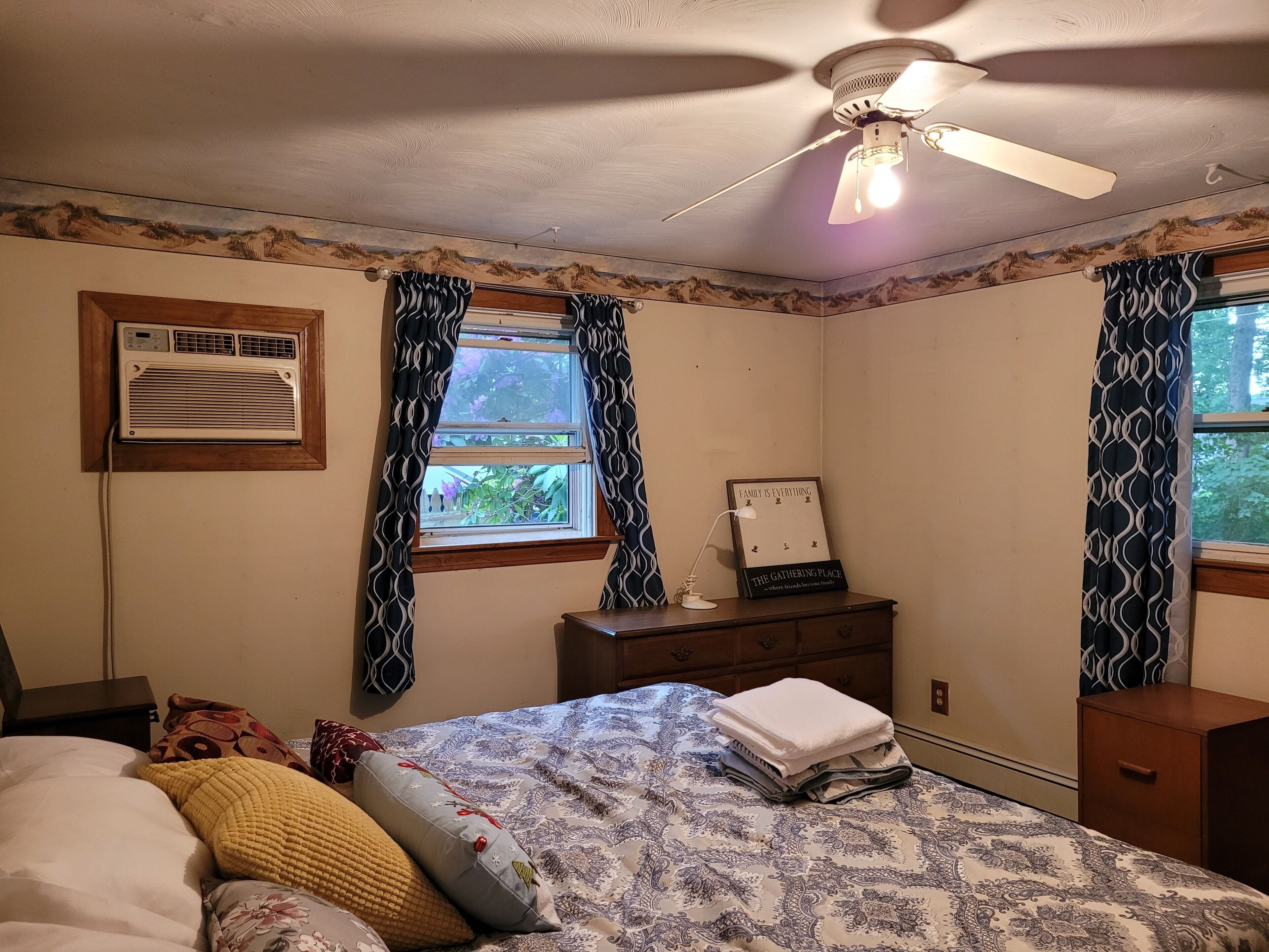 3 bedrooms, iron/ironing board, WiFi, bed sheets