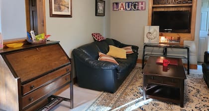 Serene 3-bedroom cottage with AC in charming West Suffield