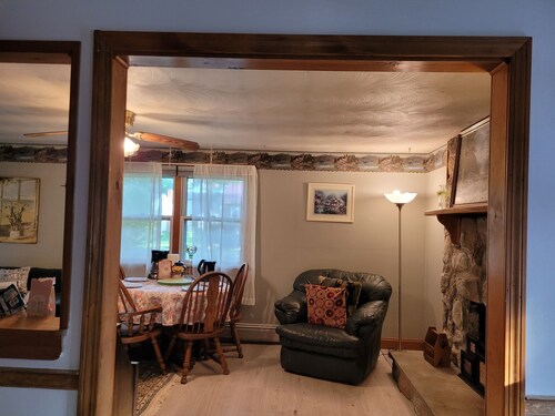 Serene 3-bedroom cottage with AC in charming West Suffield