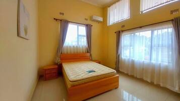 3 bedrooms, desk, iron/ironing board, WiFi (free)