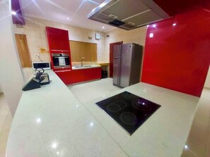 Kühlschrank, Mikrowelle, Ofen, Herdplatte