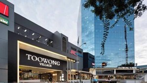 Et moderne indkøbscenter med en markant butik, Toowong Village.