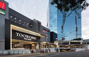 Ein modernes Einkaufszentrum mit einem gut sichtbaren Toowong Village Geschäft.