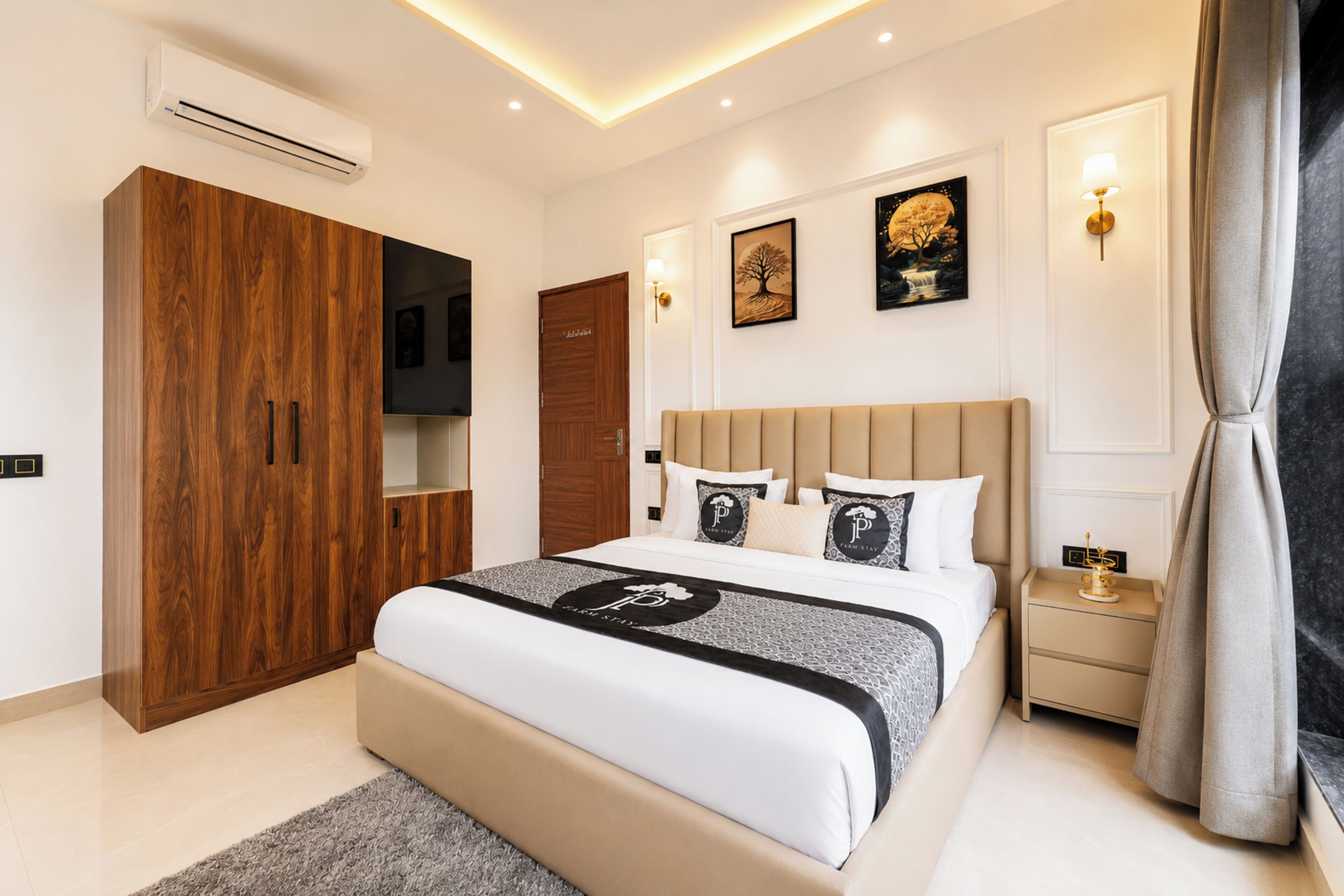 Un dormitorio moderno con una cama grande, un armario, una mesita de noche y una obra de arte en la pared.