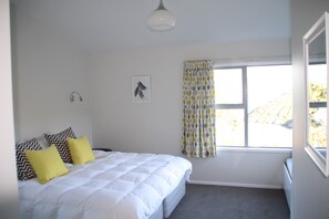 Iron/ironing board, free WiFi, bed sheets - Relax, unwind & enjoy the views & birdsong in a spacious standalone cottage. (Lyttelton)