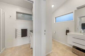 Shower, eco-friendly toiletries, hair dryer, towels - Relax, unwind & enjoy the views & birdsong in a spacious standalone cottage. (Lyttelton)