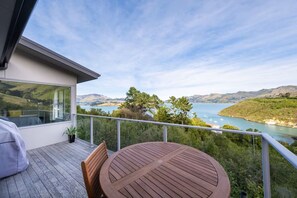 Outdoor dining - Relax, unwind & enjoy the views & birdsong in a spacious standalone cottage. (Lyttelton)