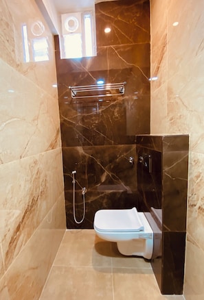 Luxury Studio Suite, Mountain View | Bathroom | Shower, towels, soap, shampoo - Sri Maya Residency (Tiruvannamalai)