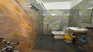 Een badkamer met toilet, wastafel en douche.