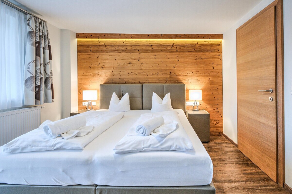 8 bedrooms, bed sheets