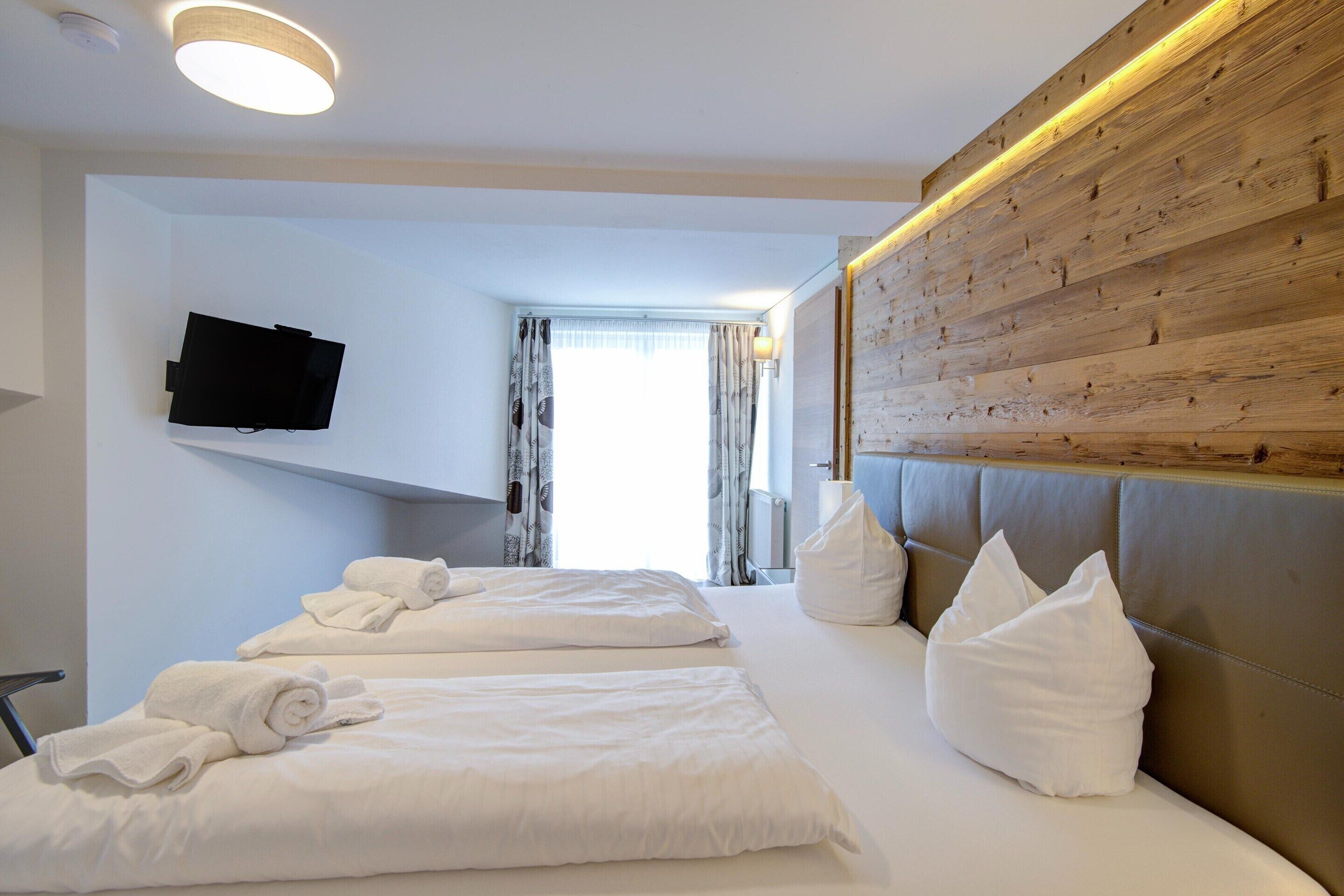8 bedrooms, bed sheets