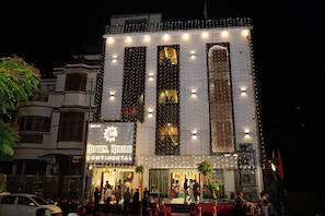 Un hôtel avec une enseigne indiquant « HÔTEL RIMI CONTINENTAL ».