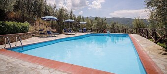 Villa Angelisa Grande: A characteristic and welcoming three-story ancient tuscan country house surrounded by meadows and by green hills, with Free WI-FI.