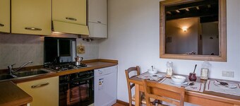 Villa Angelisa Grande: A characteristic and welcoming three-story ancient tuscan country house surrounded by meadows and by green hills, with Free WI-FI.