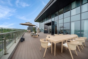 Outdoor dining - SSAW Boutique Hotel Yangzhou (Yang Zhou Shi)
