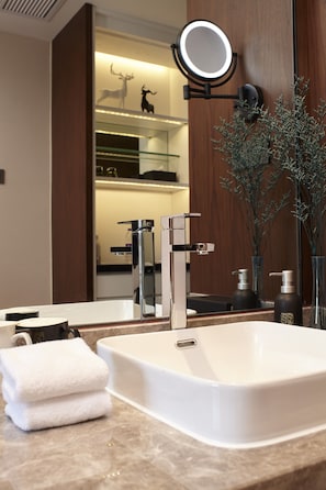 Basic Double Room, Air conditioning | Bathroom | Slippers - SSAW Boutique Hotel Yangzhou (Yang Zhou Shi)