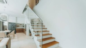Ein modernes Interieur mit einer Treppe, die in einen Küchenbereich führt.