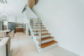 Ein modernes Interieur mit einer Treppe, die in einen Küchenbereich führt.