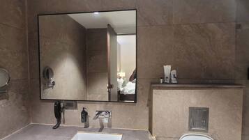 Habitación Deluxe | Baño | Ducha, artículos de higiene personal gratuitos, jabón y champú