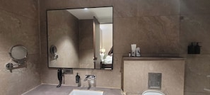 Ducha, artículos de tocador gratuitos, jabón, shampoo