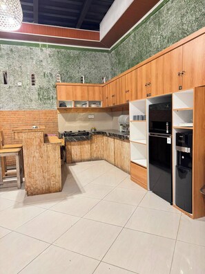 Private kitchen - private room with bigger size room, near central canggu,
10minute to the beach (badung)