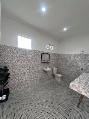 Bathroom - private room with bigger size room, near central canggu,
10minute to the beach (badung)