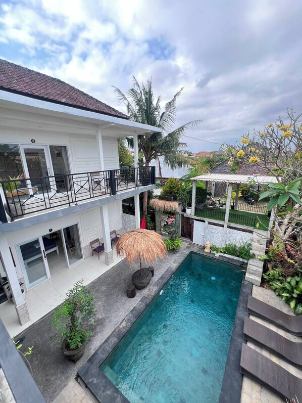Pool - private room with bigger size room, near central canggu,
10minute to the beach (badung)