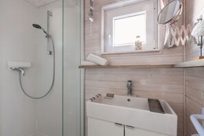 Bathroom - Vrbo Property (Fehmarn OT Burgtiefe)
