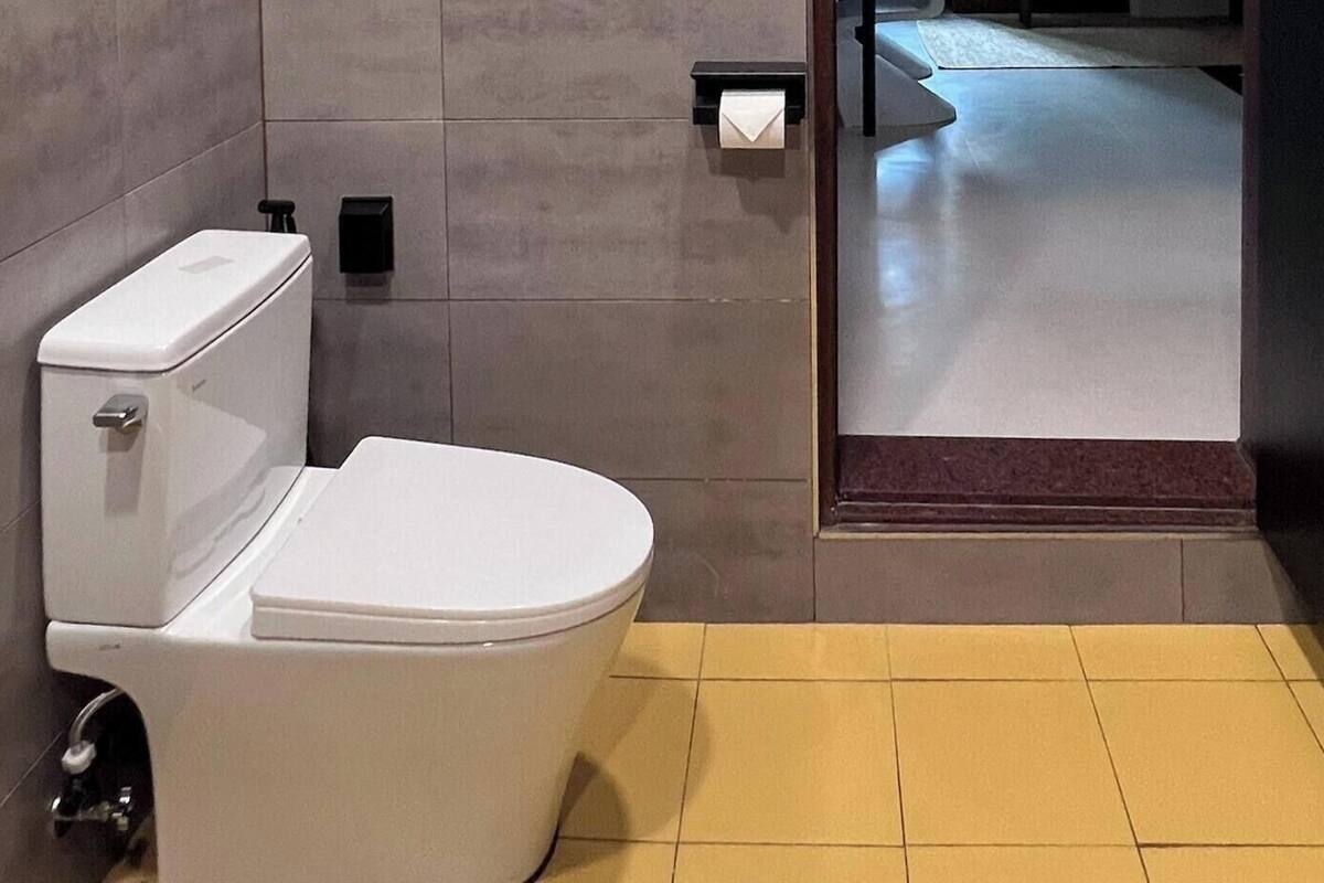 Douche, sèche-cheveux, chaussons, serviettes fournies