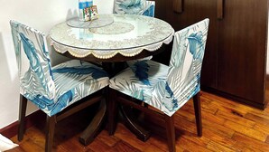 Comedor con mesa redonda, sillas y un armario de madera.