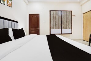 Un dormitorio con cama, armario y puerta.