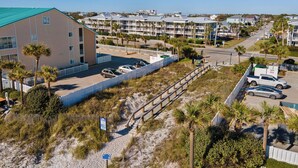 Ein Hotel an der Küste mit Parkplatz, Zugang zum Strand und Meerblick.