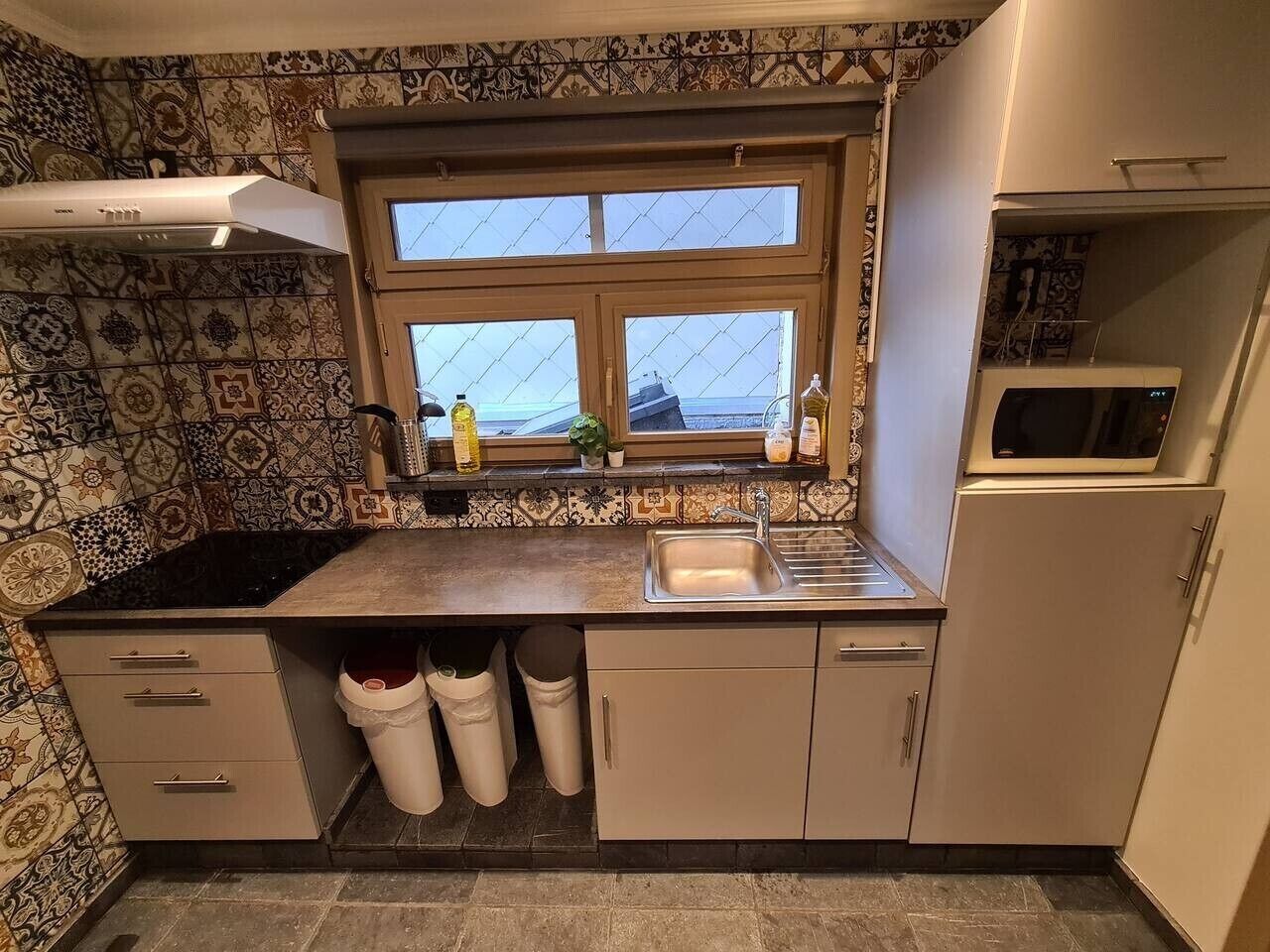 Coffee/tea maker, fridge, microwave, oven