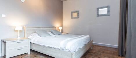 Desk, iron/ironing board, travel cot, WiFi