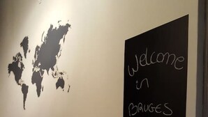 A wall with a world map and a welcome sign. - Enjoy Bruges Charming Damse Vaart View Apartment (Brugge, Vlaanderen, BE)