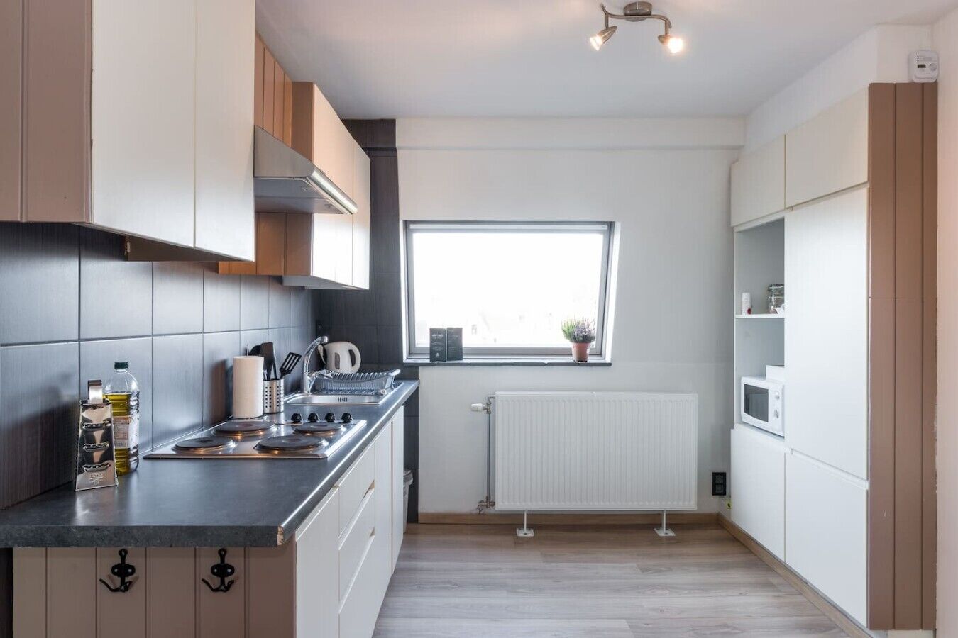 Wasserkocher mit Kaffee-/Teezubehör, Kühlschrank, Mikrowelle, Ofen