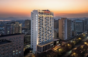 Exterior - Hampton by Hilton Hangzhou Lakeside Wulin Square (Hangzhou)