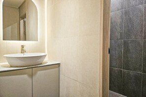 Premium-Suite, Stadtblick | Badezimmer | Duschwanne, kostenlose Toilettenartikel, Haartrockner, Handtücher
