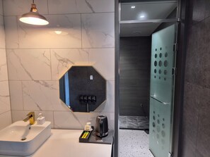 Premium Twin kamer | Badkamer | Een douche, een haardroger, pantoffels, handdoeken