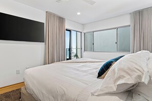 Room - Ocean-View Balcony + Shared Pool & Spa | Carbon Beach | Carbon & Coast (Malibu)