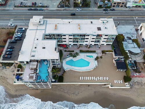 Ocean-View Balcony + Shared Pool & Spa | Carbon Beach | Carbon & Coast