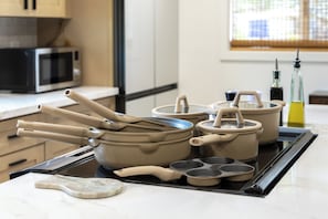 Una encimera de cocina con diferentes utensilios y ollas.