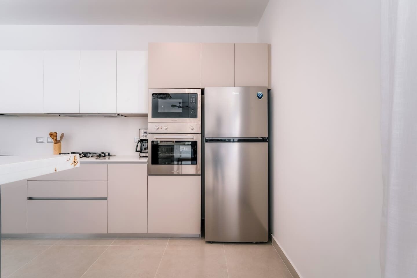 Wasserkocher mit Kaffee-/Teezubehör, Kühlschrank, Mikrowelle, Ofen